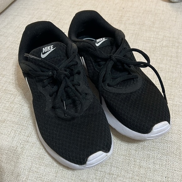 Women’s Black & White Nike - Picture 5 of 9